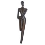 Bronze Tolla "Stehende Frau, ein Bein haltend"