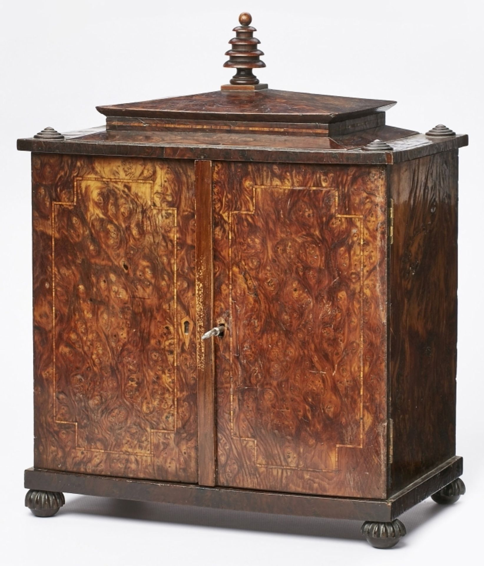 Kl. Biedermeier-Kabinettschränkchen um 1820-30