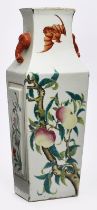 Vase mit Früchtedekor, China wohl um 1900.