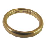 A 22CT GOLD BAND RING, with domed shank, 5.2g