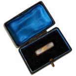 A VINTAGE GOLD MOUNTED MOSS AGATE BAR BROOCH, with a rope twist edge, 25 mm long