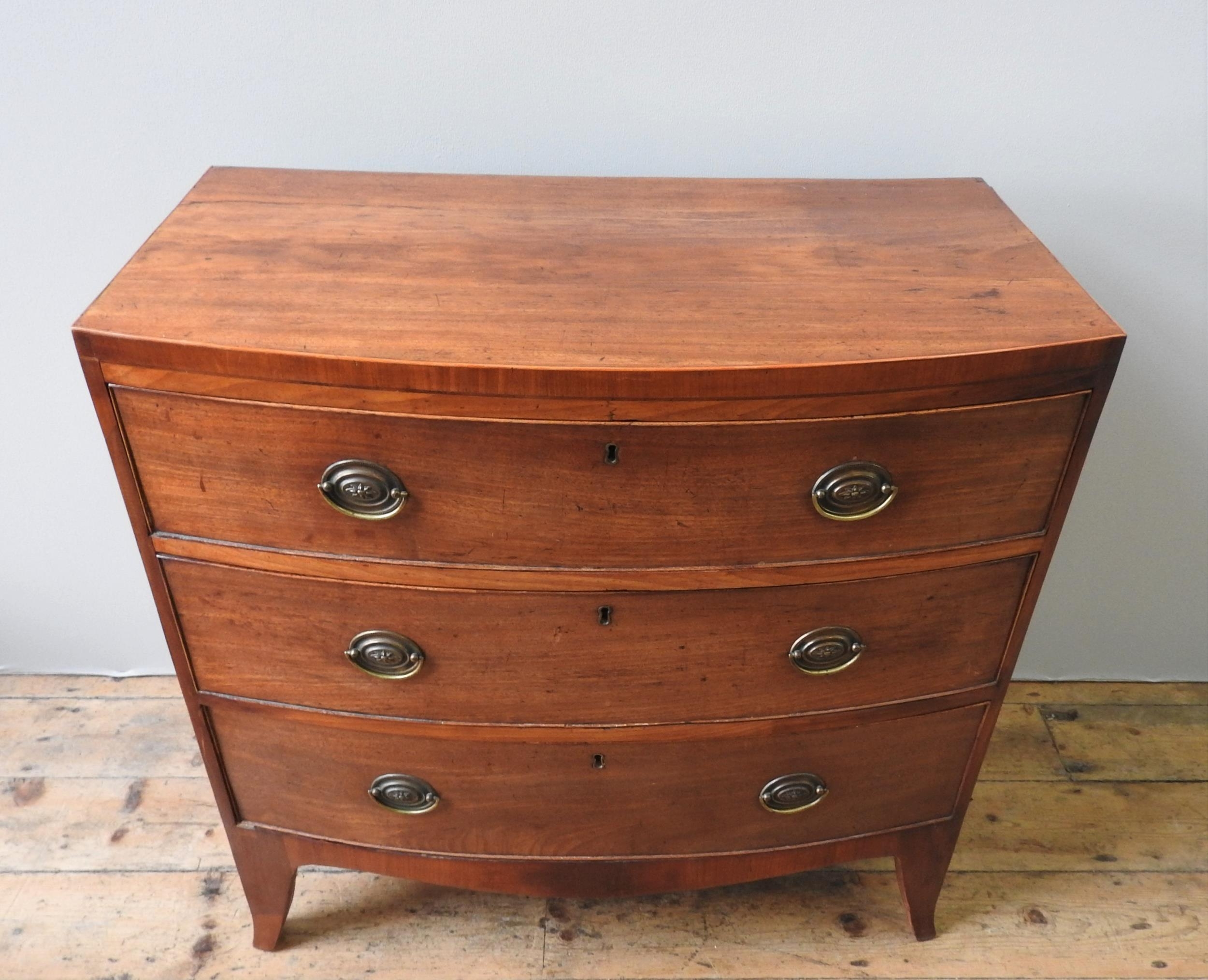 A GEORGE III MAHOGANY BOW FRONT CHEST OF DRAWERS, comprising of three graduated long drawers, on - Image 2 of 5