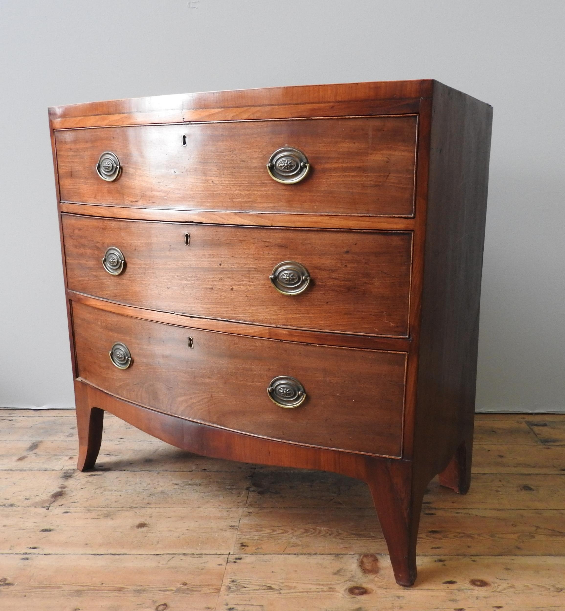 A GEORGE III MAHOGANY BOW FRONT CHEST OF DRAWERS, comprising of three graduated long drawers, on - Image 5 of 5