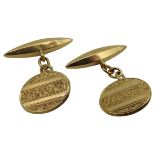 A PAIR OF OVAL GOLD CUFFLINKS, decorated with engraved foliate bands, stamped 18ct, 15 mm wide, 8.