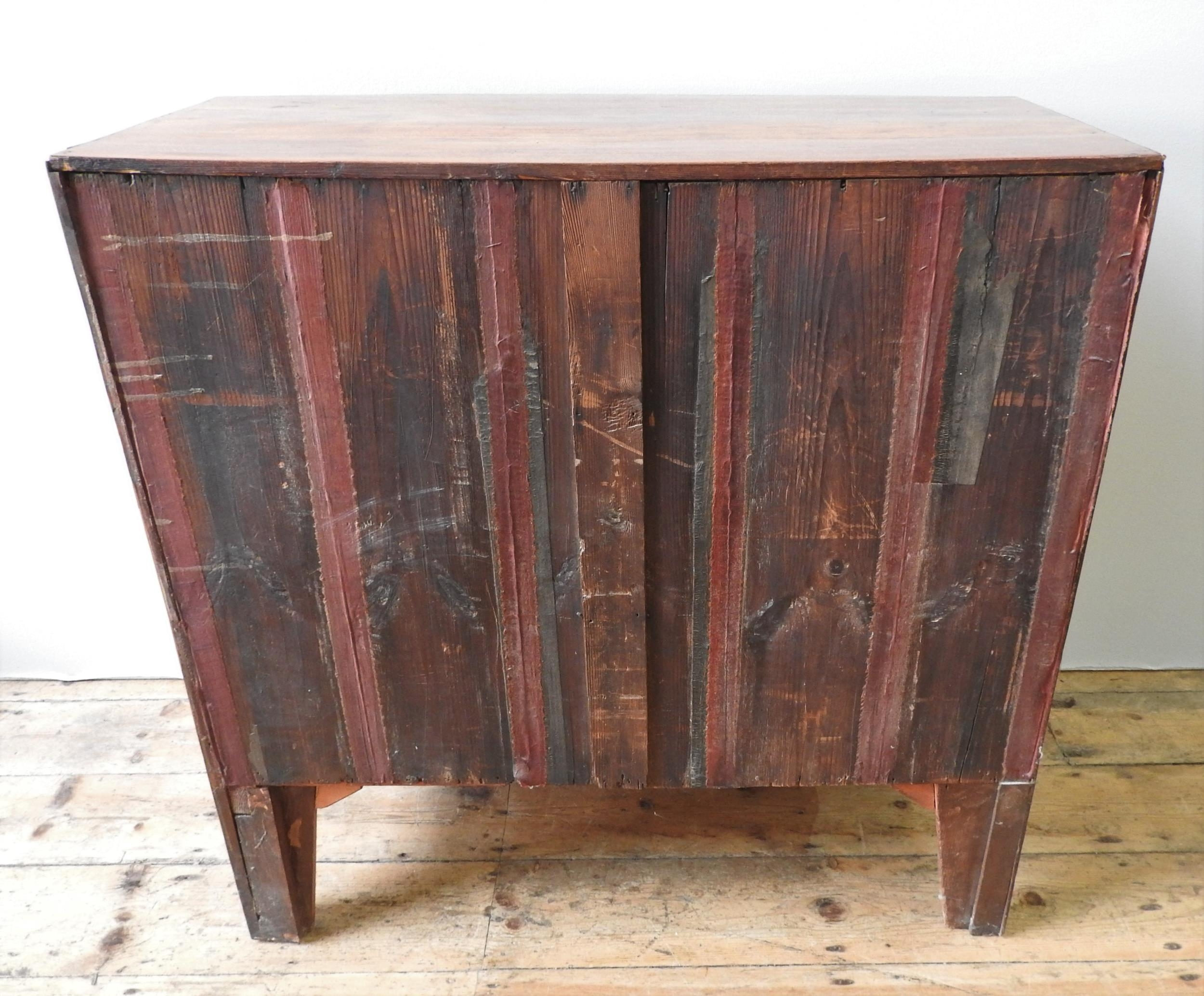 A GEORGE III MAHOGANY BOW FRONT CHEST OF DRAWERS, comprising of three graduated long drawers, on - Image 4 of 5