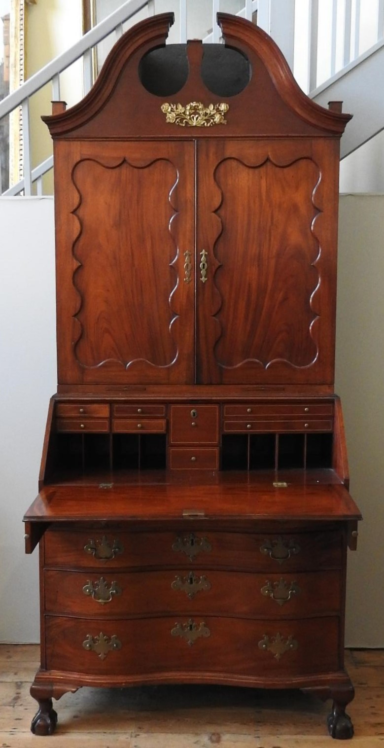 AN AMERICAN MAHOGANY BUREAU BOOKCASE, two panelled doors sat atop a bombe-style bureau base with - Image 5 of 6