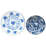 SMALL BLUE AND WHITE DISH LATE MING / EARLY QING DYNASTY painted in tones of underglaze blue with