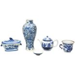 CHINESE BLUE AND WHITE EXPORT TEAPOT AND COVER QING DYNASTY, 18TH CENTURY painted with pagoda in