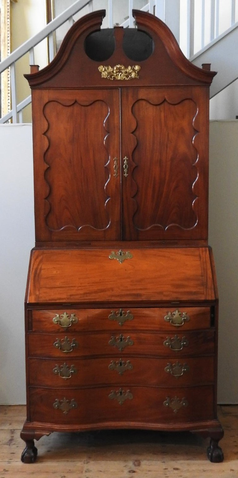 AN AMERICAN MAHOGANY BUREAU BOOKCASE, two panelled doors sat atop a bombe-style bureau base with - Image 4 of 6