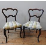 A PAIR OF 19TH CENTURY ROSEWOOD DINING CHAIRS, scalloped top rail and scroll carved back rail,