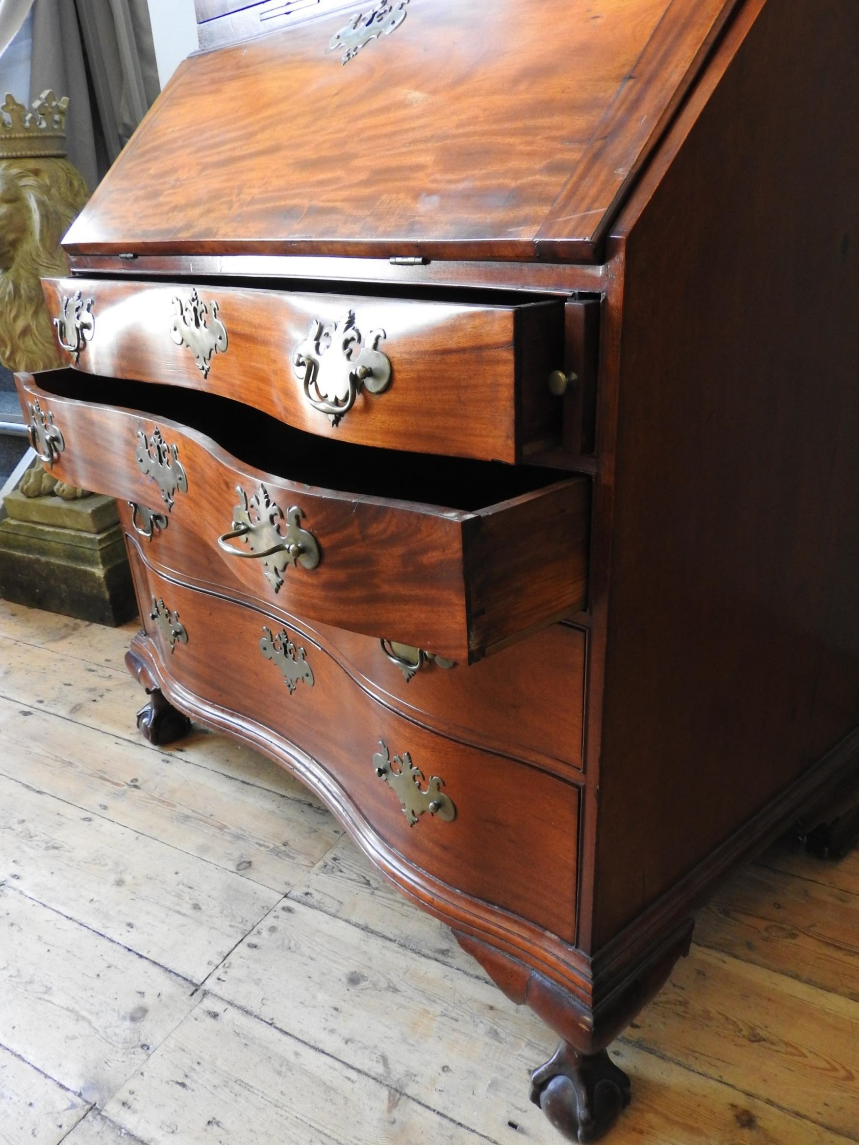 AN AMERICAN MAHOGANY BUREAU BOOKCASE, two panelled doors sat atop a bombe-style bureau base with - Image 6 of 6