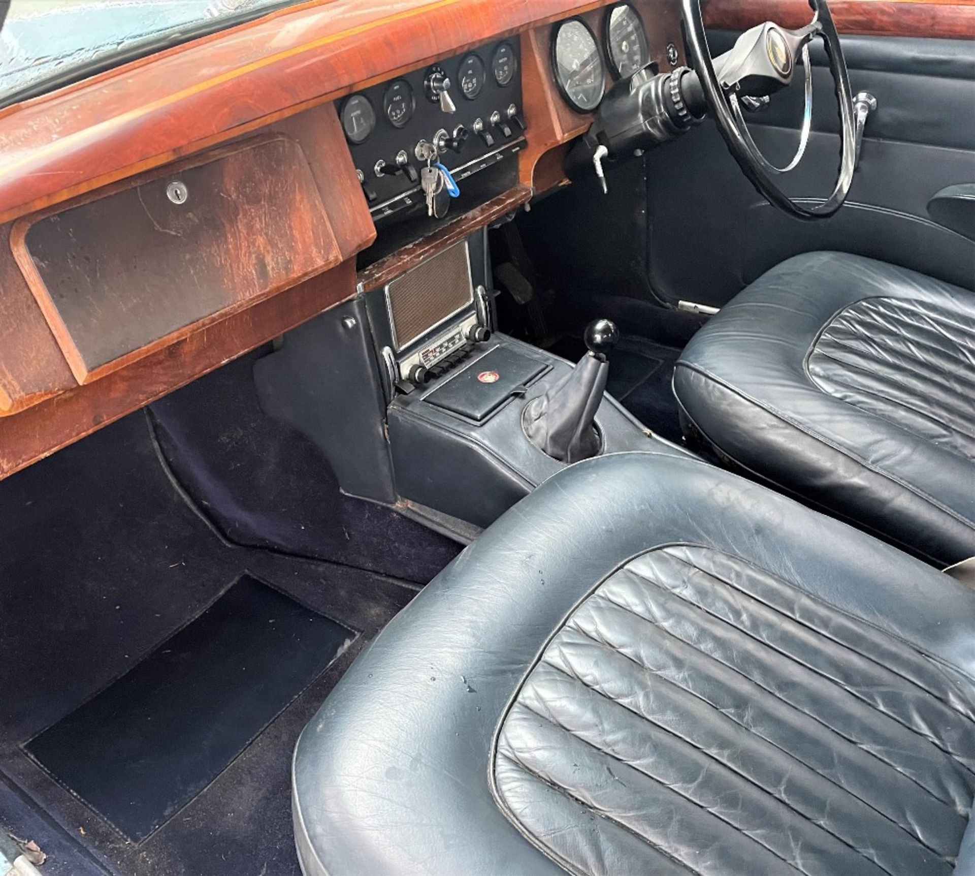 1965 JAGUAR MARK II 3.4 SALOON Registration Number: OVW 505D Chassis Number: 170007DN Recorded - Image 5 of 12