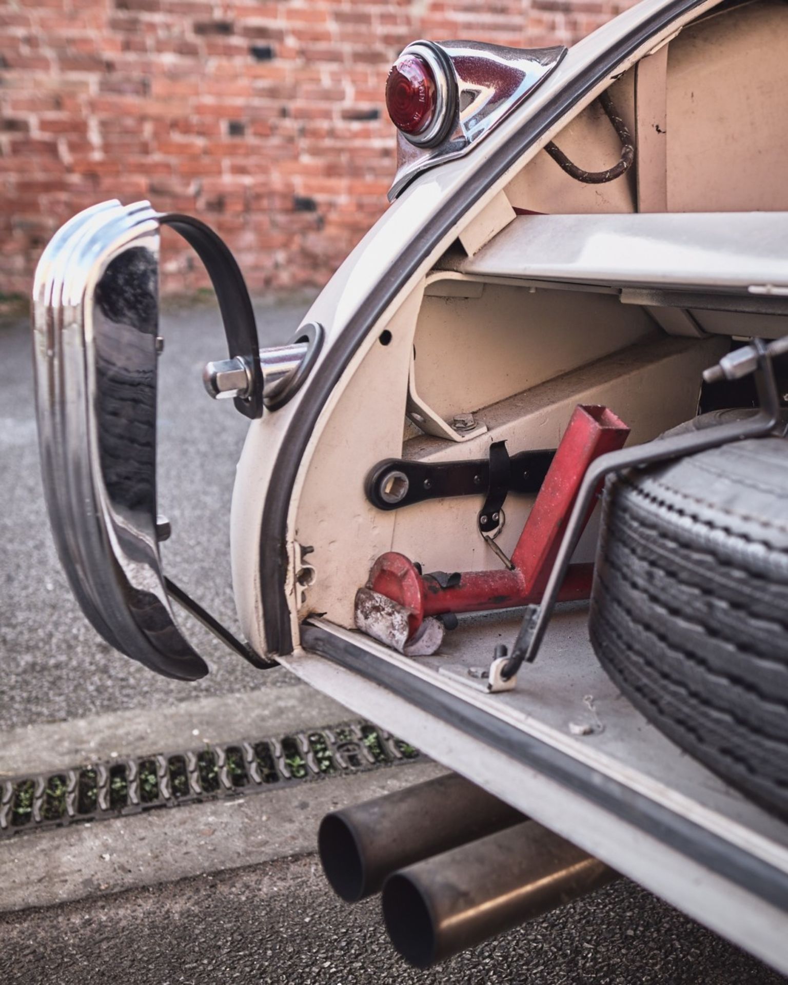 1953 JAGUAR XK120 SE OTS 'Roadster' Chassis Number: S674472  Registration Number: UK Registered - Image 25 of 36