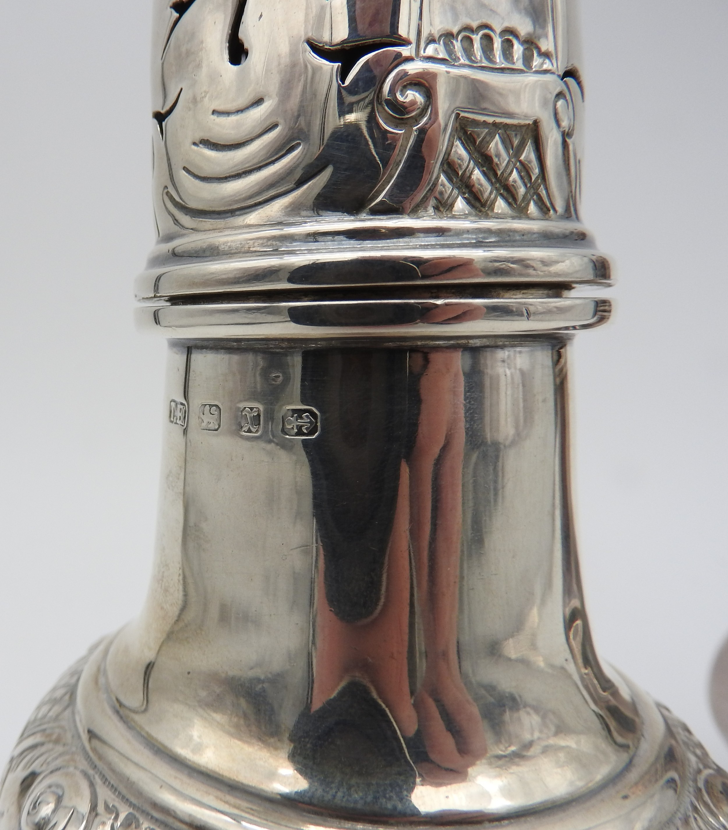 A STERLING SUGAR CASTER, tapered baluster form, with floral scroll repousse decoration to the - Image 2 of 3