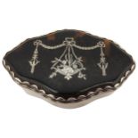 AN ELEGANT SILVER RING BOX, the tortoiseshell inset lid embellished with silver inlay depicting