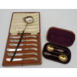 A SET OF SILVERED PISTOL GRIP BUTTER KNIVES AND SILVER TONG/SPOON SET IN FITTED CASE, LATE 19TH /
