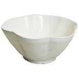 A WHITE GLAZED BOWL WITH FOLIATED RIM FIVE DYNASTIES / NORTHERN SONG  (907 - 1127) the conical
