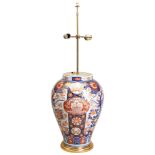 A LARGE 18TH CENTURY JAPANESE IMARI BALUSTER JAR, EDO PERIOD, converted to a table lamp, decorated