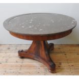 A 19TH CENTURY FRENCH EMPIRE GUERIDON TABLE, bevelled circular marble top on a curved claw foot