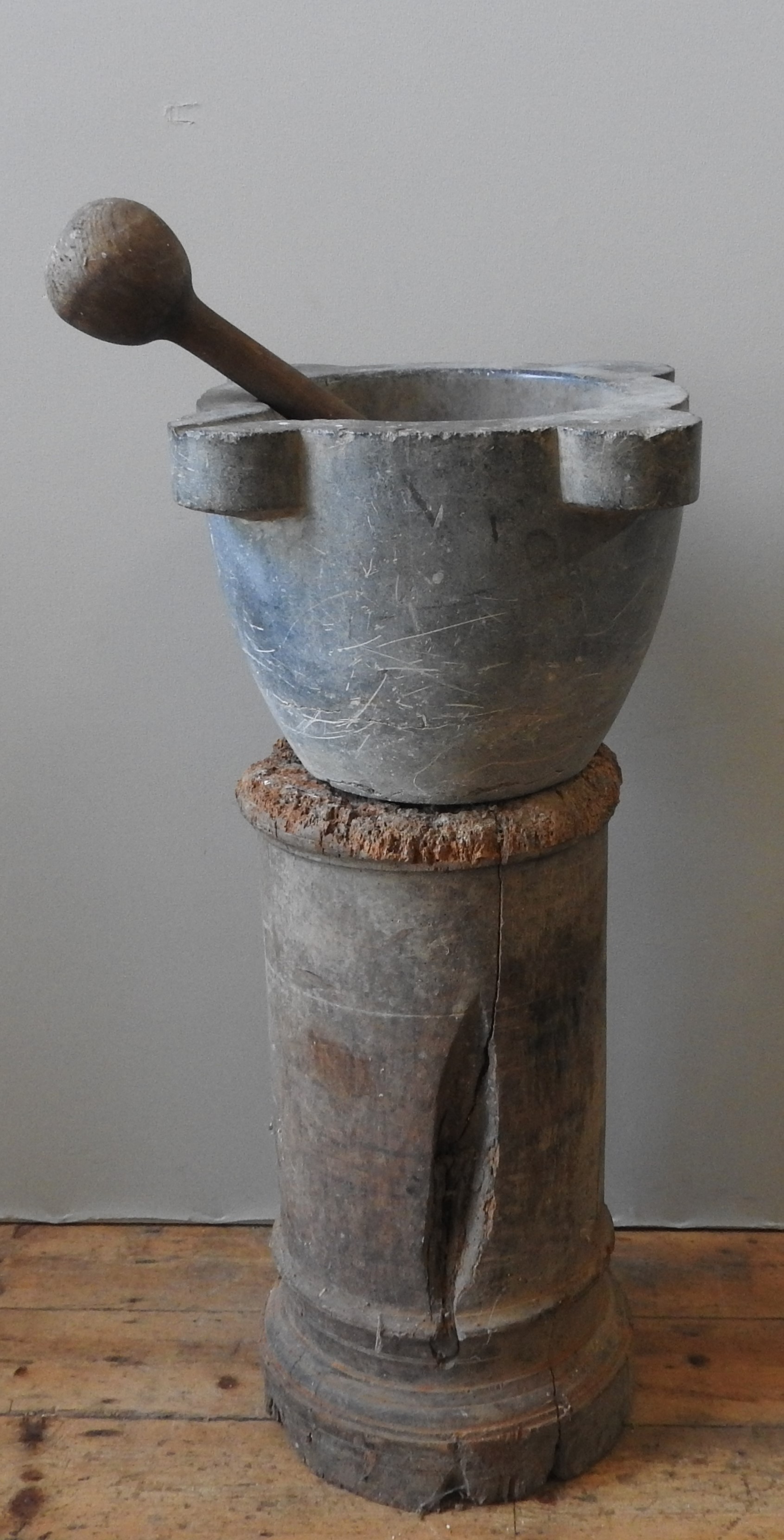 A LARGE 18TH CENTURY GREY MARBLE MORTAR ON TURNED WOODEN COLUMN STAND, with substantial woodeN