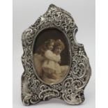 AN ORNATE SILVER PICTURE FRAME, 20TH CENTURY, elegant cartouche shape with scroll foliate and floral