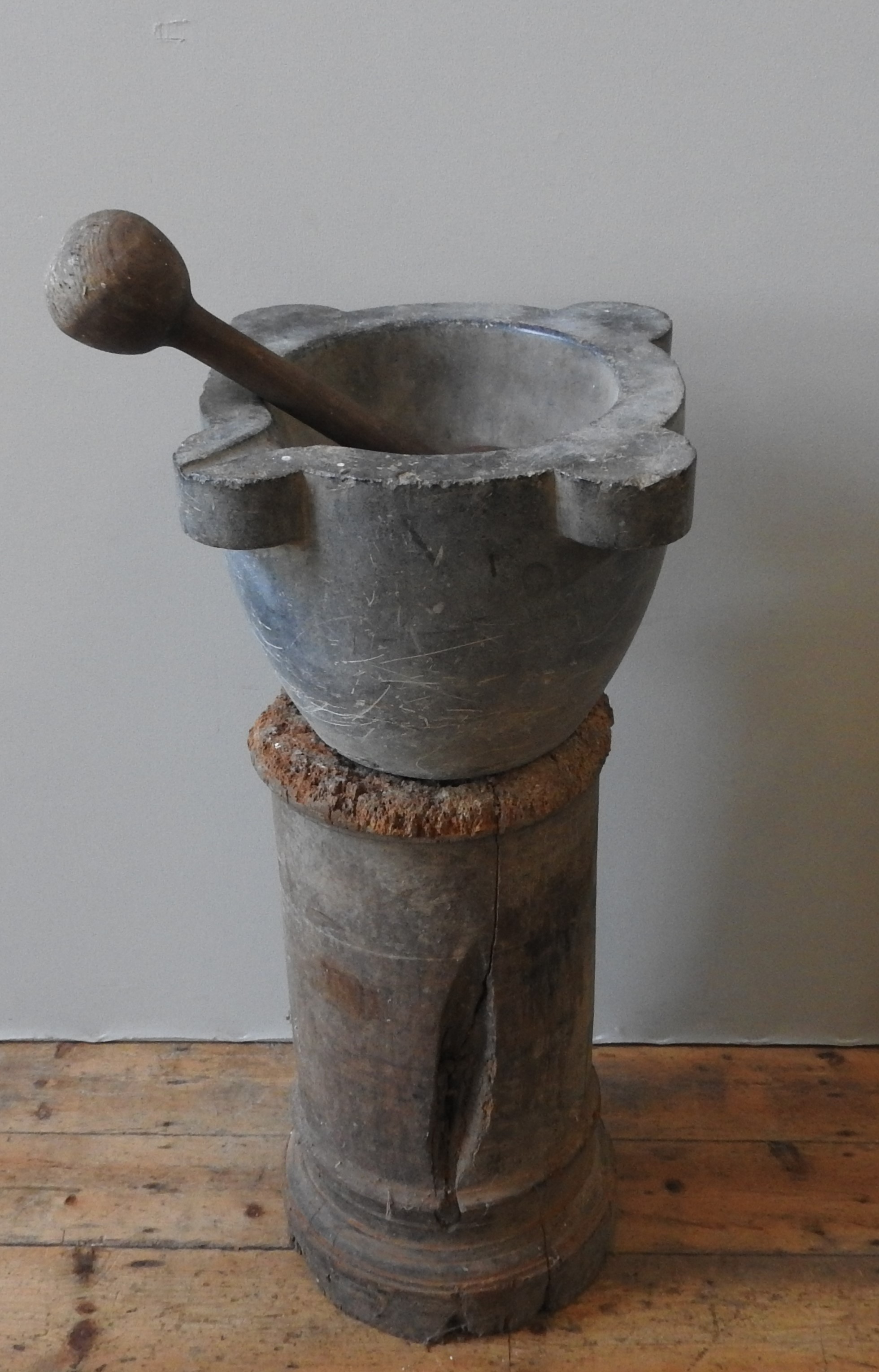 A LARGE 18TH CENTURY GREY MARBLE MORTAR ON TURNED WOODEN COLUMN STAND, with substantial woodeN - Image 2 of 2