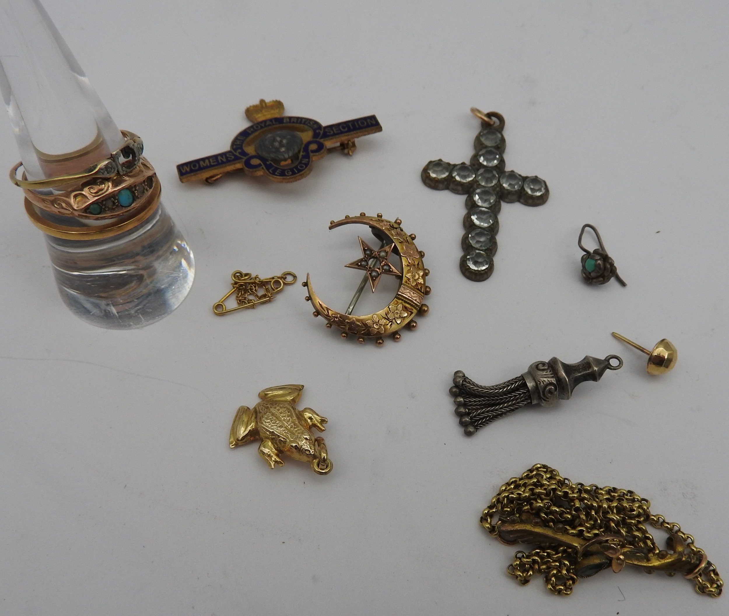 A GROUP OF VICTORIAN GOLD JEWELLERY ITEMS, the lot comprised of: a 9ct gold Etruscan revival