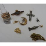 A GROUP OF VICTORIAN GOLD JEWELLERY ITEMS, the lot comprised of: a 9ct gold Etruscan revival