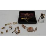 AN ATTRACTIVE HORN AND CRESCENT BAR BROOCH AND AN ASSORTMENT OF GOLD AND YELLOW METAL RINGS AND