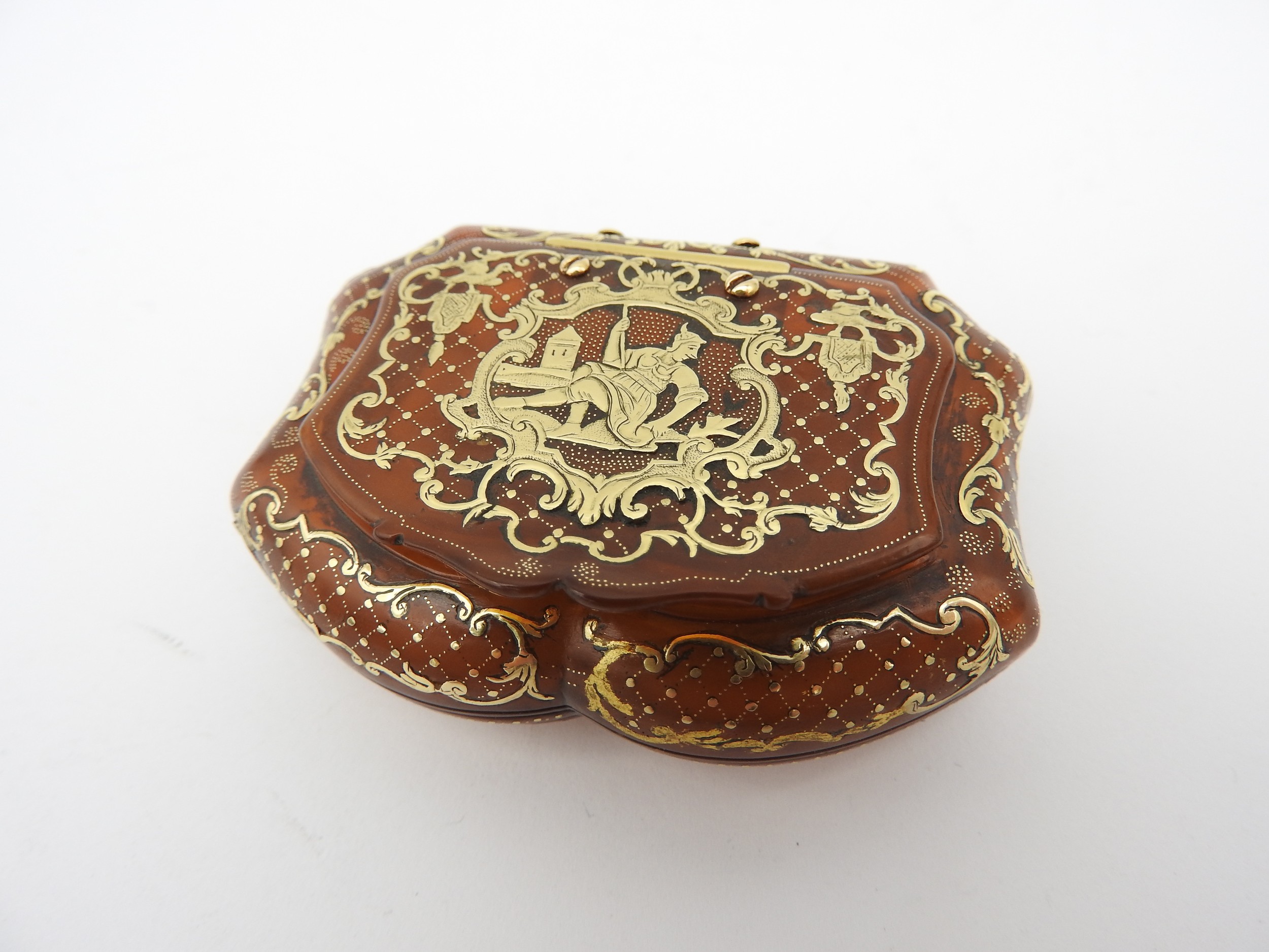 A FINE GOLD OVERLAID TORTOISESHELL SNUFF BOX, EARLY 19TH CENTURY, cartouche form with profuse