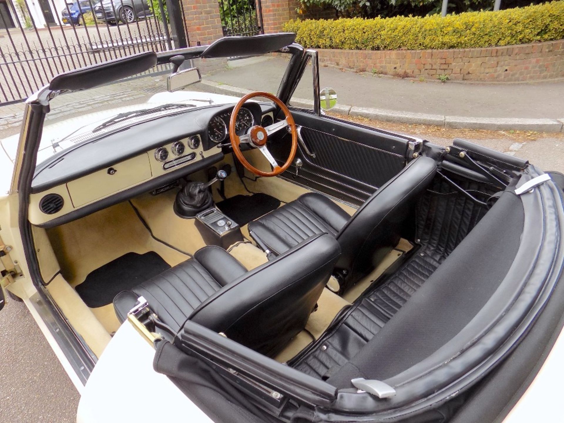 1968 ALFA-ROMEO 1750 'DUETTO' SPIDER VELOCE Registration Number: PFJ 416G Chassis Number: AR1470099 - Image 13 of 24