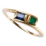 AN EMERALD, SAPPHIRE AND GOLD DRESS RING the step-cut sapphire and step-cut emerald each in rub over