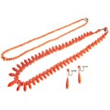 A LATE VICTORIAN CORAL NECKLACE, CIRCA 1890 the fringe necklace composed of a graduating row of