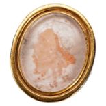 AN EARLY NINETEENTH CENTURY TASSIE CAMEO AND GOLD RING