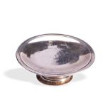 A MINIATURE SILVER TAZZA, LONDON C.1720. A plain tazza marked on the front with a lion passant and
