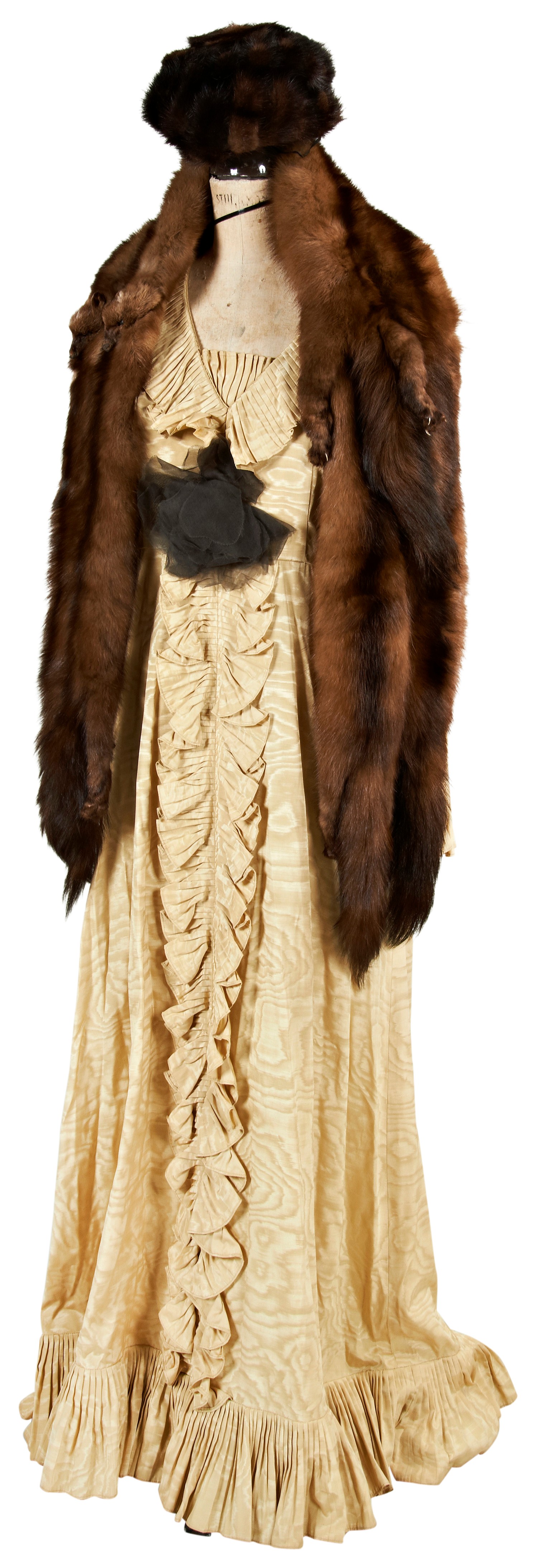 A BOX CONTAINING TWO FUR HATS AND ANNOTATED ‘GREAT GRANNIES HATS’, A MINK STOLE In a box and a 1960s - Image 3 of 3