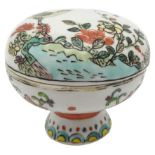 A SMALL COVERED FAMILLE VERTE STEM CUP, LATE QING/REPUBLIC PERIOD, the domed cover painted with a