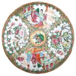 A CHINESE FAMILLE ROSE PLATE, LATE QING DYNASTY, decorated with painted reserves depicting