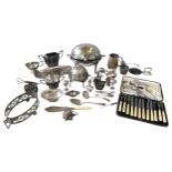 AN ASSORTMENT OF VICTORIAN AND EDWARDIAN SILVER PLATE TO INCLUDE A DOMED SERVING DISH AND VARIOUS