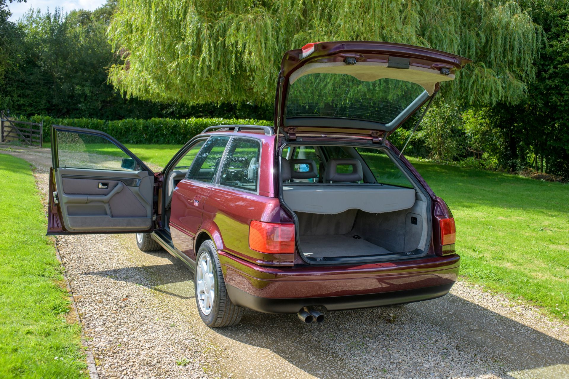 1995 AUDI S2 AVANT Registration Number: M319 EEC Chassis Number: WAUZZZ8CZSA007967 - Two private - Image 13 of 34