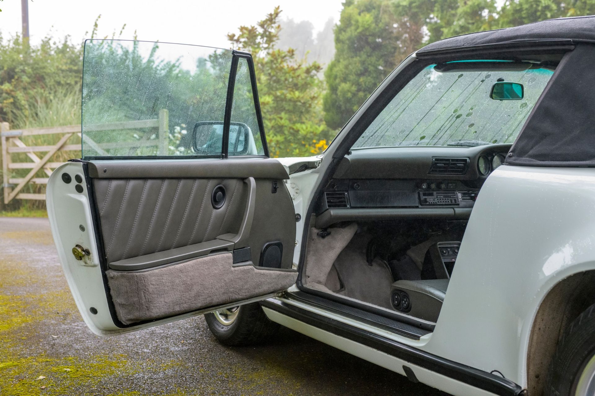 1986 PORSCHE 911 3.2 CARRERA SPORT CABRIOLET Registration: C723 KAR             Chassis Number: - Image 26 of 47