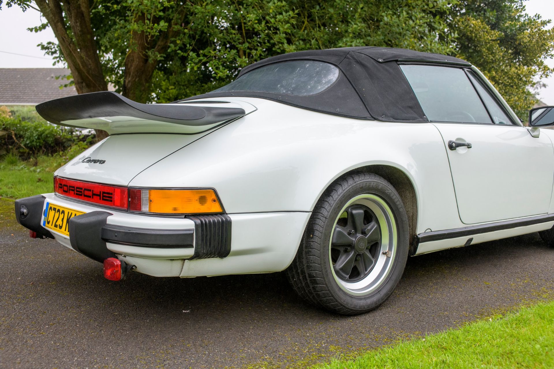 1986 PORSCHE 911 3.2 CARRERA SPORT CABRIOLET Registration: C723 KAR             Chassis Number: - Image 12 of 47