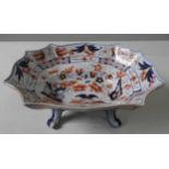 A LATE 19TH CENTURY IMARI PATTERN IRONSTONE BOWL, rectangular form with barbed rim, raised om four