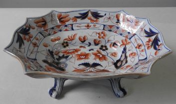 A LATE 19TH CENTURY IMARI PATTERN IRONSTONE BOWL, rectangular form with barbed rim, raised om four