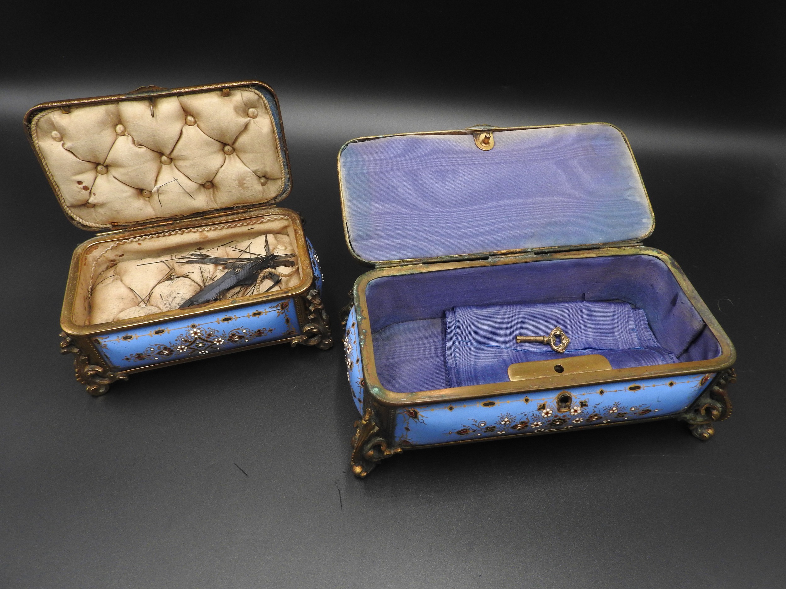 TWO FRENCH LIMOGES ENAMEL BOXES, CIRCA 1900, the blue ground decorated with romantic scenes with - Image 2 of 3