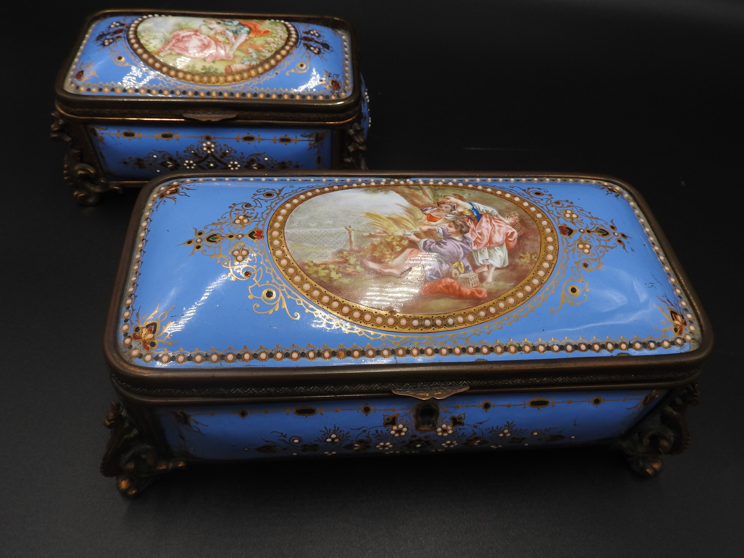 TWO FRENCH LIMOGES ENAMEL BOXES, CIRCA 1900, the blue ground decorated with romantic scenes with - Image 3 of 3