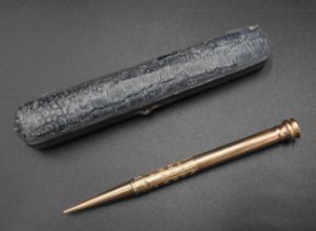 A VINTAGE GOLD PROPELLING PENCIL, EARLY 20TH CENTURY, with unusual chased calendar grip, stamped '