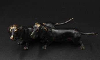 AN AUSTRIAN COLD PAINTED GROUP OF TWO DACHSHUNDS. 13 cms long