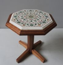 AN INDIAN PIETRA DURA MARBLE TOP TABLE inlaid with malachite, mother of pearl and carnelian