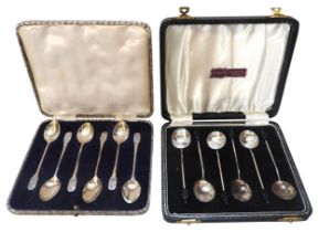 A SET OF SIX VINTAGE SILVER TEASPOONS AND A SET OF SIX SILVER COFFEE SPOONS, the teaspoons marked